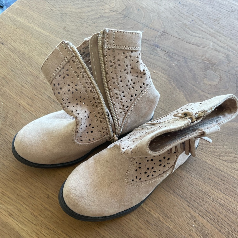 🩷 Osh Kosh B’Gosh Toddler Girls boot 🩷 $5 when you buy 4 or more 🩷